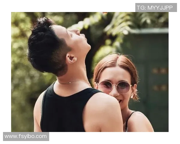 足球明星与女友甜蜜互动亲密照曝光引发粉丝热议与羡慕